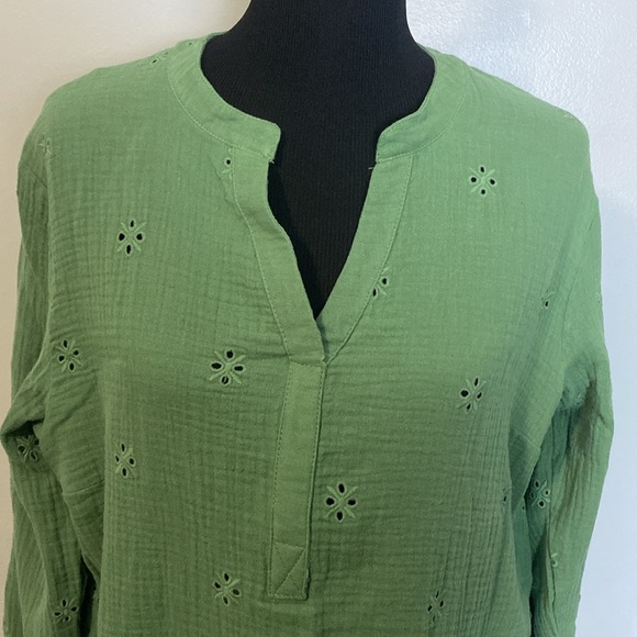 King Universal Eyelet Gauze Green Top 100% Cotton Sz L NWT Long to 3/4 Sleeve - Picture 2 of 6